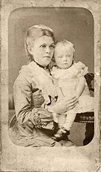 Анна Семеновна Турчинович (урожд. Степенева) (≈30 лет) с сыном Колей (≈1 год). 1882 г.